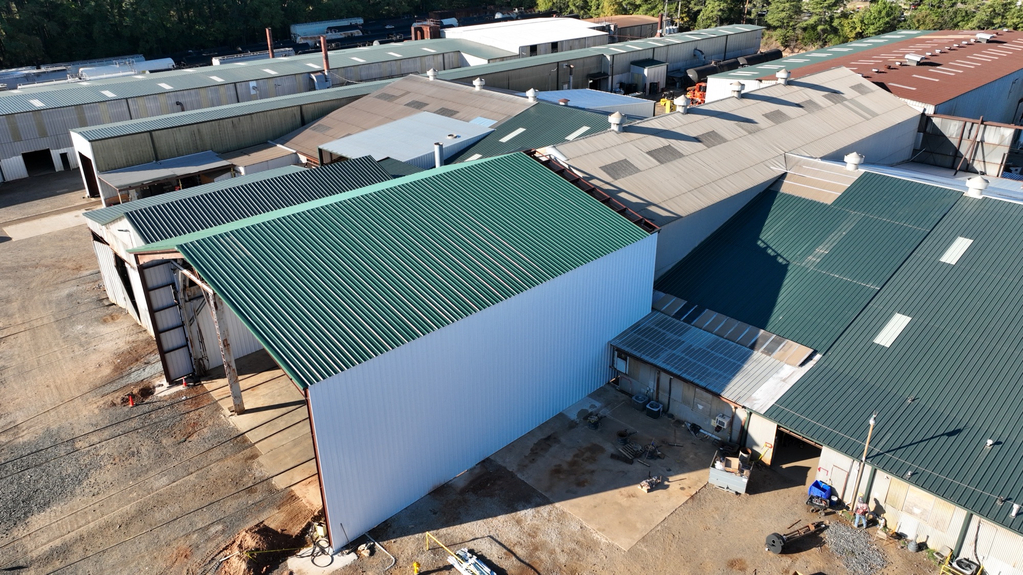 Bayou Roofing 60×80 R-panel metal new build tied into Eagle Railcar Services facility in Louisiana — finished daytime aerial view